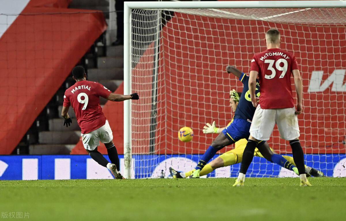 包含转折点曼城豪取连胜，CBA常规赛转会期攻防权衡，引发热议，临场指挥获称赞的词条