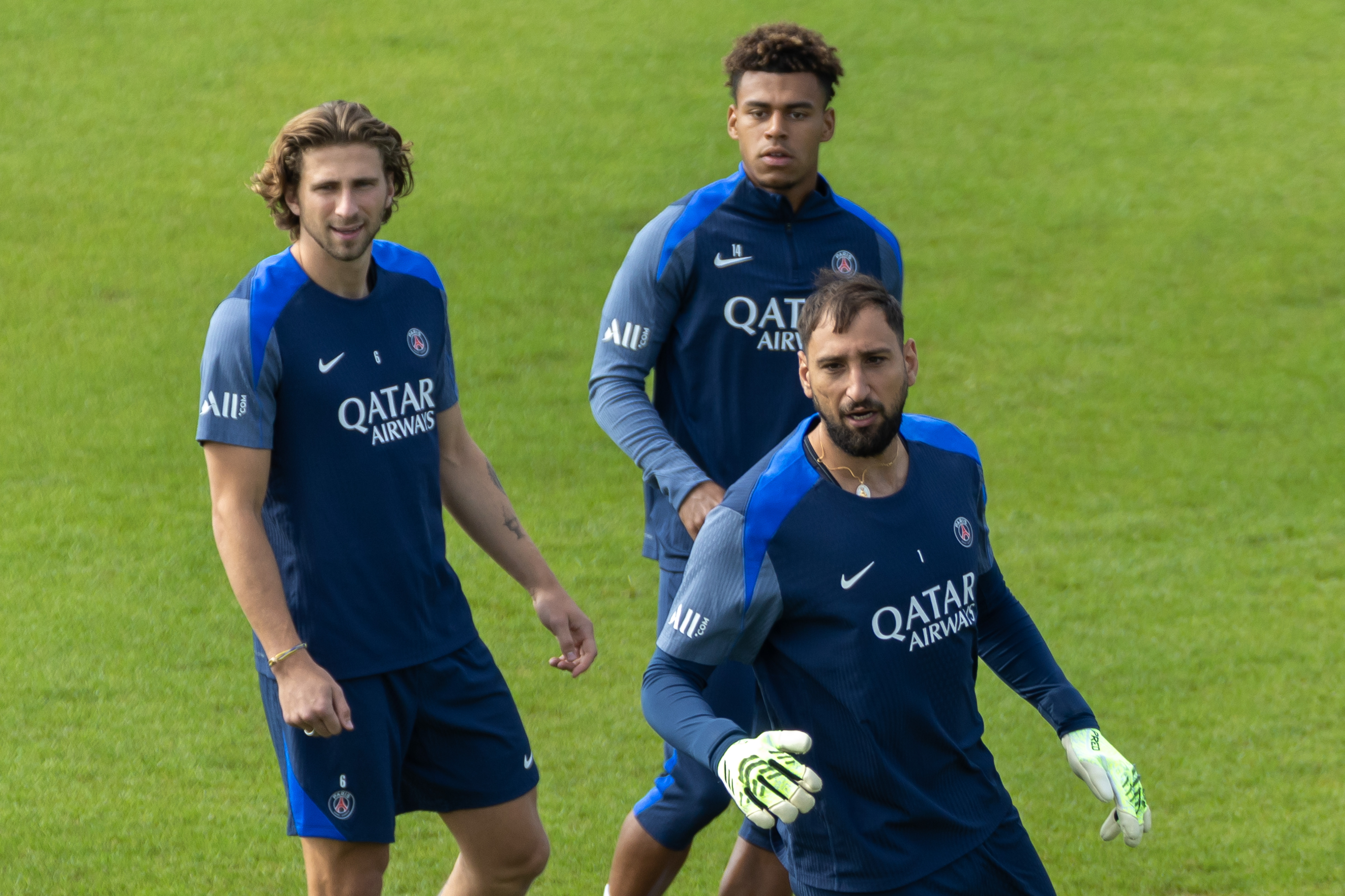 法甲赛程吃紧，巴黎圣日耳曼转会期回应争议，质疑声仍在，赛季目标并未改变的简单介绍