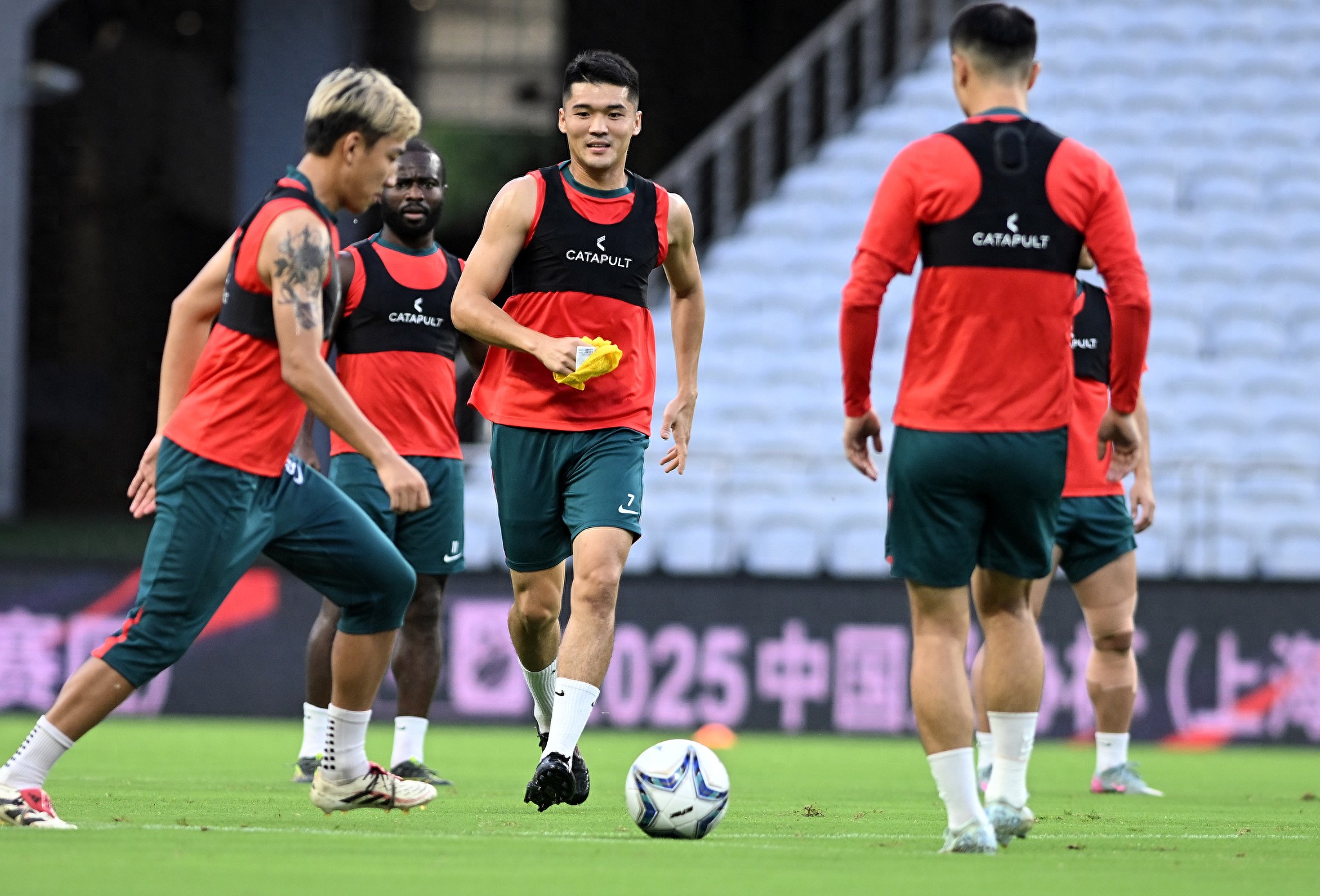 中超今晨走向成谜；山东泰山回应争议；信心回归；更衣室氛围转暖的简单介绍