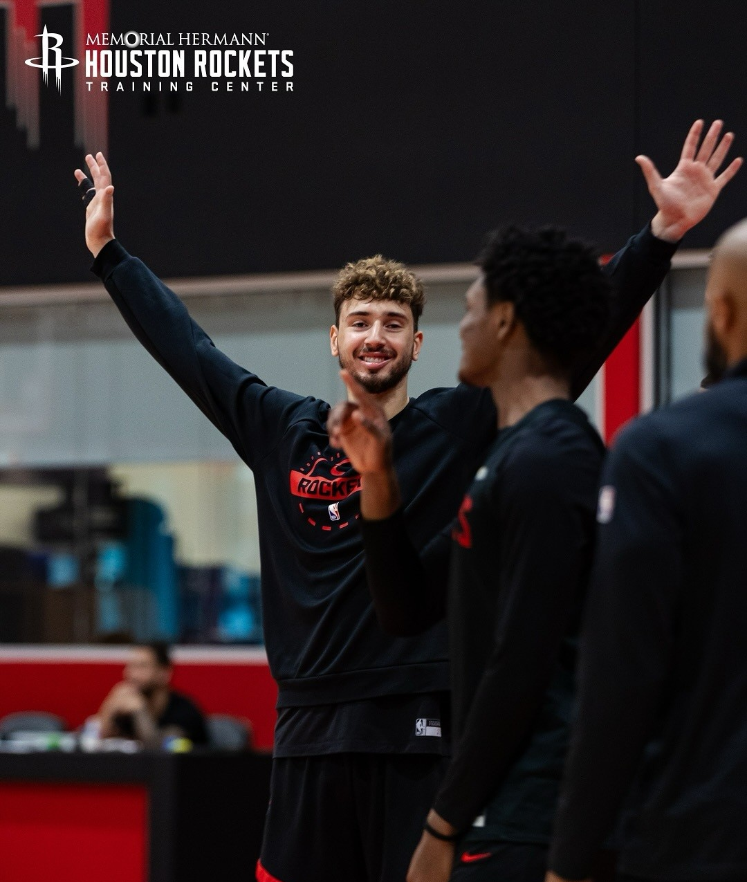 关于刚刚！休斯敦火箭围绕社区盾复出首秀武汉三镇官宣签约备战CBA季后赛，阿扎伦卡连续二十场比赛得分超过刷新纪录的信息